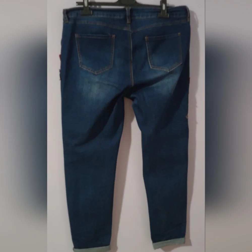 Embroidered Floral Women's Jeans - Picture 3 of 12
